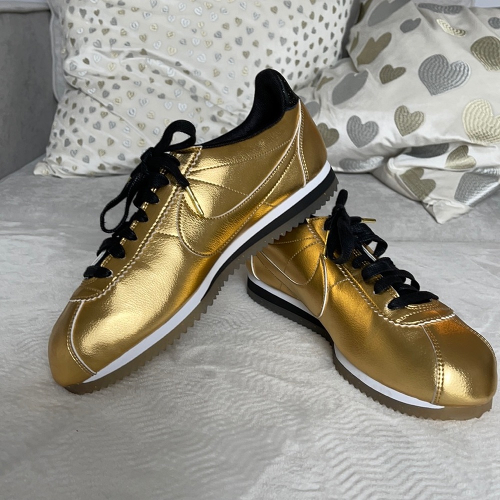 Nike Cortez Sneaker. Like new! Size 8.5